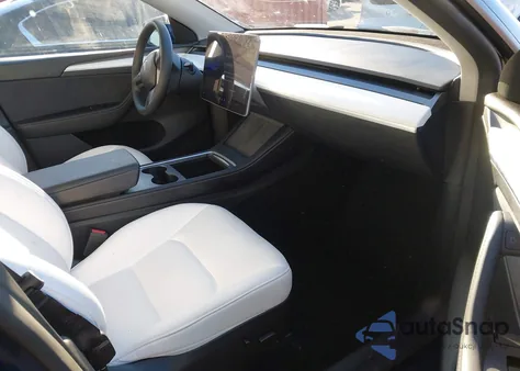 2025 Tesla Model Y Long Range Dual Motor Rear-Wheel Drive z USA, uszkodzony, nr VIN 7SAYGDED4SF256344